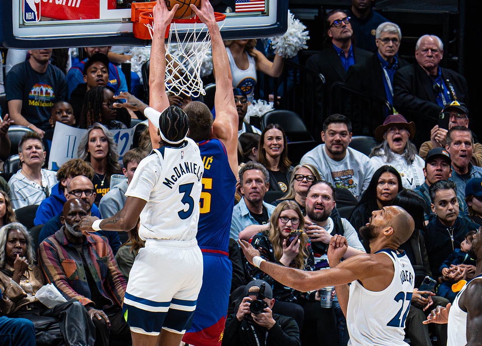 开云官网-1胜9负,夺冠热门慢慢倒下!作为联盟第一人,或许你被高估了