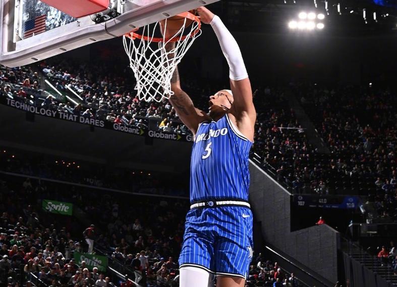 开云平台-坎宁安29+7+11杜伦两双，班凯罗尴尬准三双，活塞逆转魔术夺3连胜