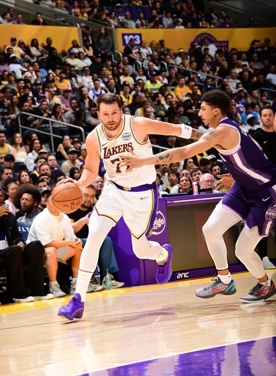 开云体育-胜国王取2连胜！湖人2战送63次助攻，东契奇终于像詹姆斯那样打球